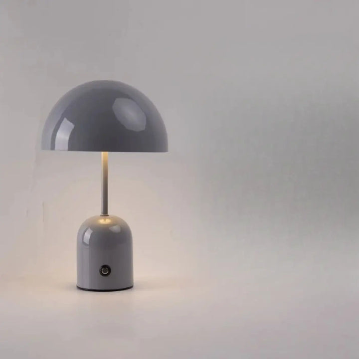 Lampe de table kapula grise en forme de champignon avec finition brillante et tige métallique fine pour décoration intérieure design contemporain table moderne