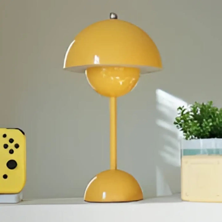 Lampe de table rudi en céramique jaune avec abat-jour dôme et tige fine design unique style scandinave table moderne