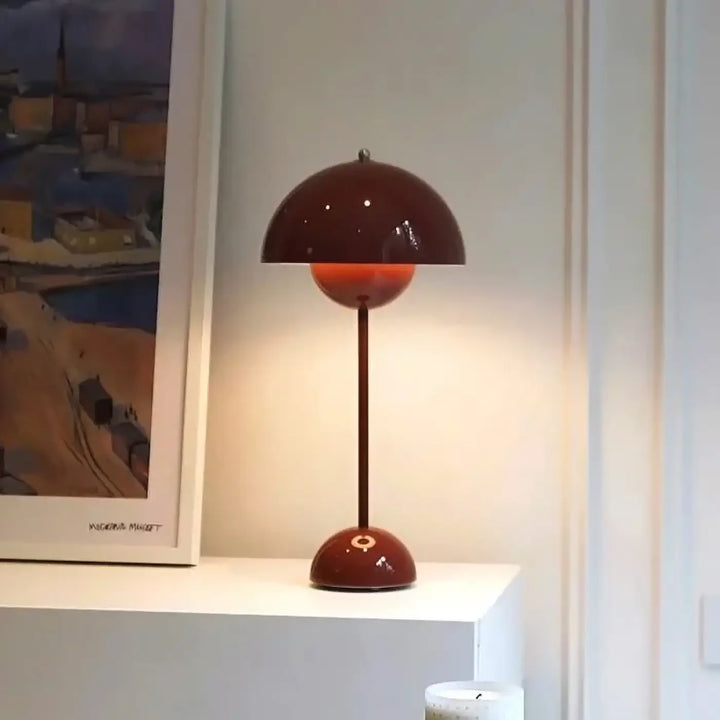 Lampe de table RUDI en céramique bordeaux brillante avec design unique demi-fleur style scandinave moderne