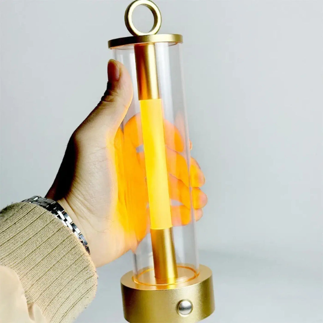 Lampe de table tiber avec tube lumineux jaune, finition élégante en métal doré, design transparent pour table moderne