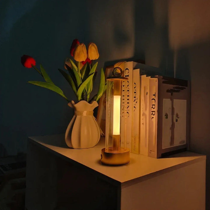 Lampe de table tibér avec tube lumineux en verre clair et cadre métal laiton finition élégante pour table moderne