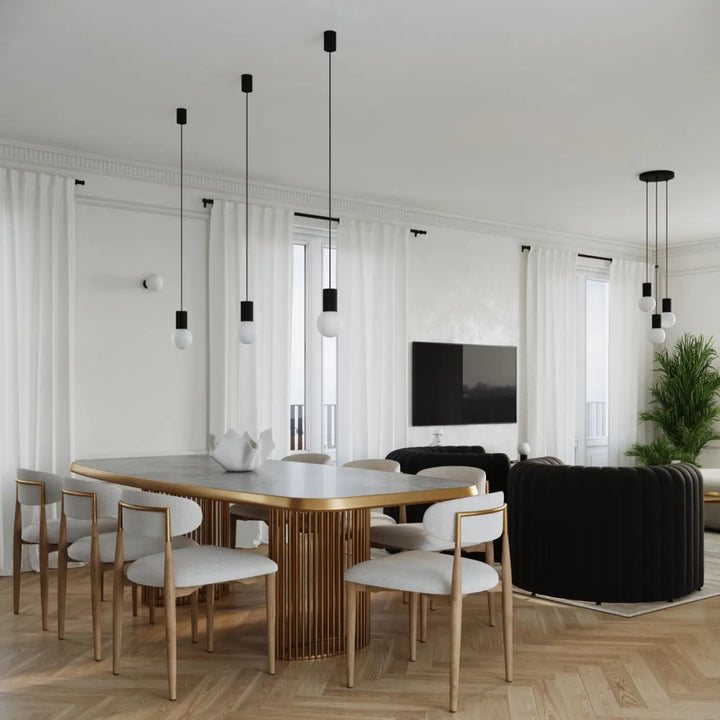 Lampe a poser halo noir avec verre laiteux sur table de salle à manger moderne en marbre et base à lattes dorées réponse aux besoins