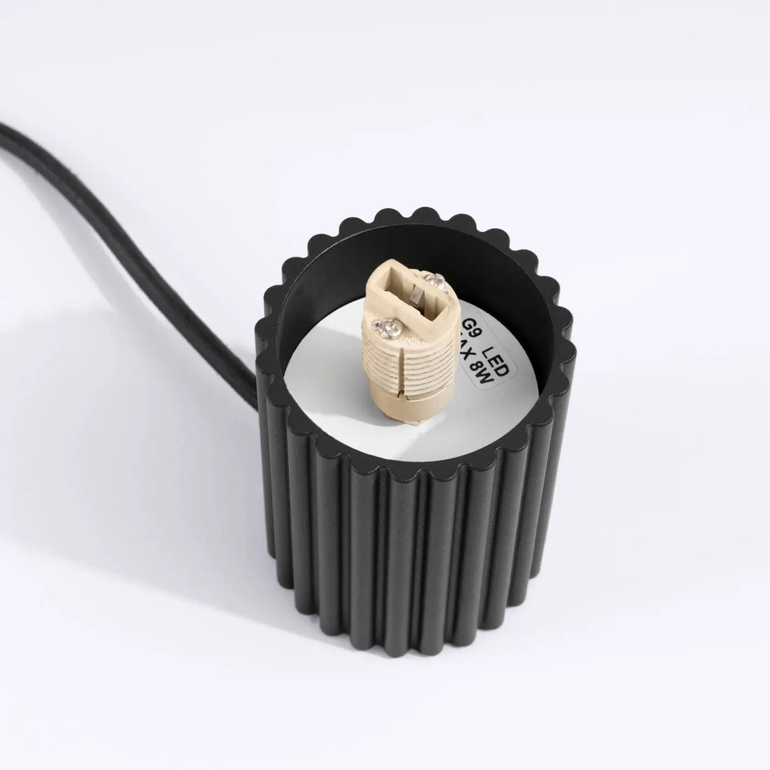 Lampe à poser halo noir base cylindrique nervurée noire avec douille g9 beige et cordon noir réponse aux besoins verre laiteux