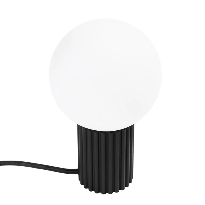 Lampe a poser halo noir avec base cannelée noire et abat-jour sphérique en verre laiteux pour réponse aux besoins décoratifs