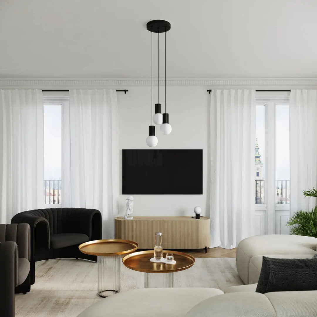 Lampe a poser halo noir moderne avec trois globes en verre laiteux suspendus à un support circulaire au plafond réponse aux besoins