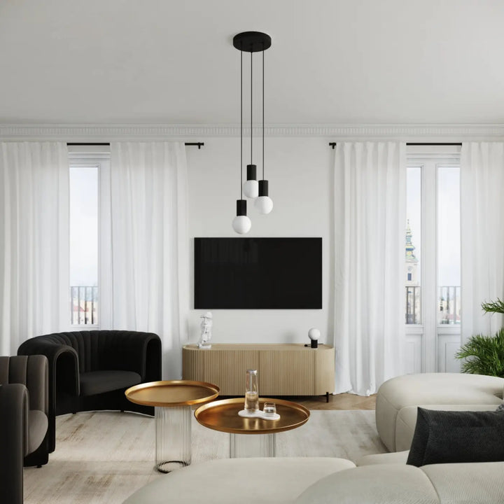 Lampe a poser halo noir moderne avec trois globes en verre laiteux suspendus à un support circulaire au plafond réponse aux besoins