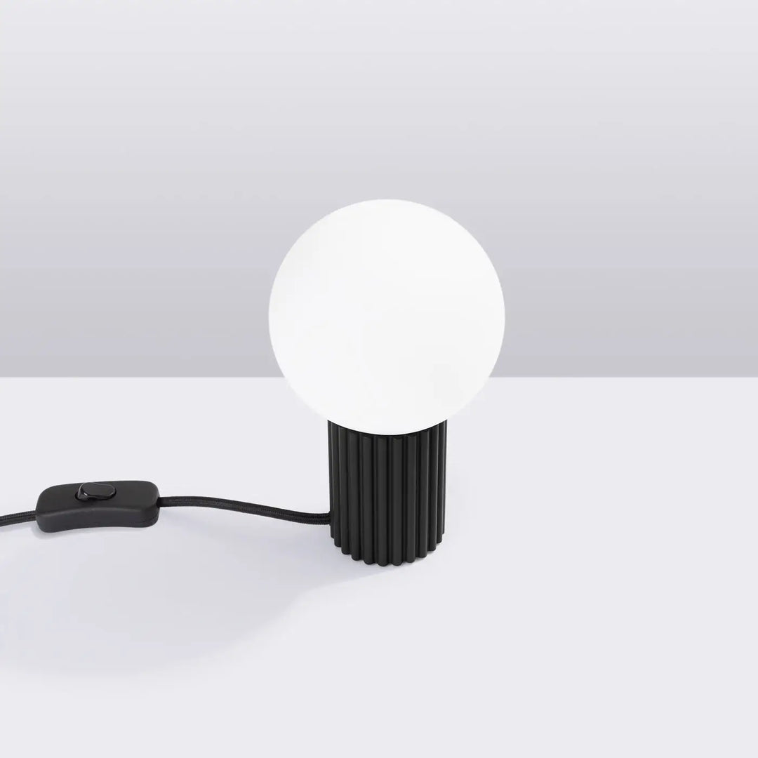 Lampe a poser halo noir avec base cylindrique striée noire et ampoule sphérique en verre laiteux pour réponse aux besoins design