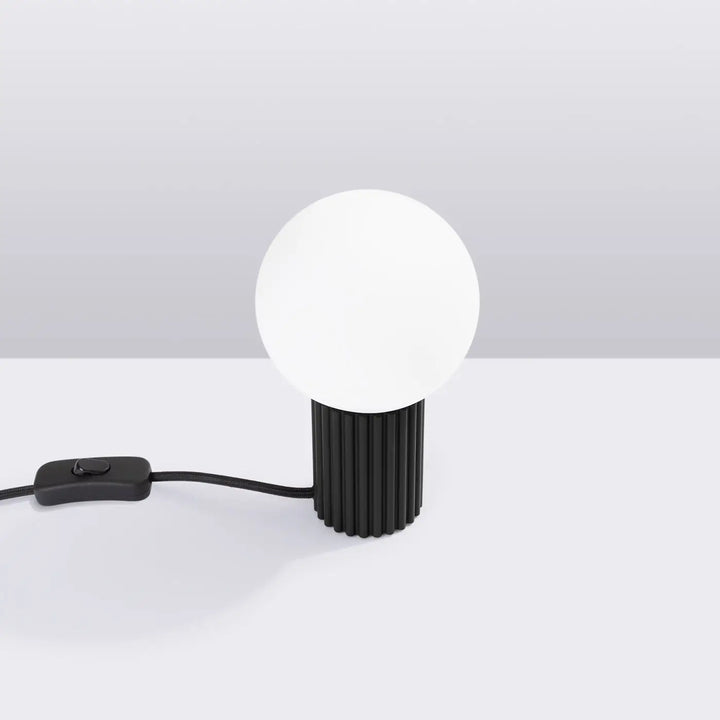 Lampe a poser halo noir avec base cylindrique striée noire et ampoule sphérique en verre laiteux pour réponse aux besoins design