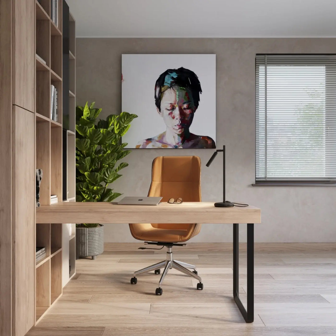 Chaise de bureau pastelo en cuir tan avec base étoile cinq branches et roulettes noires en matériaux robustes
