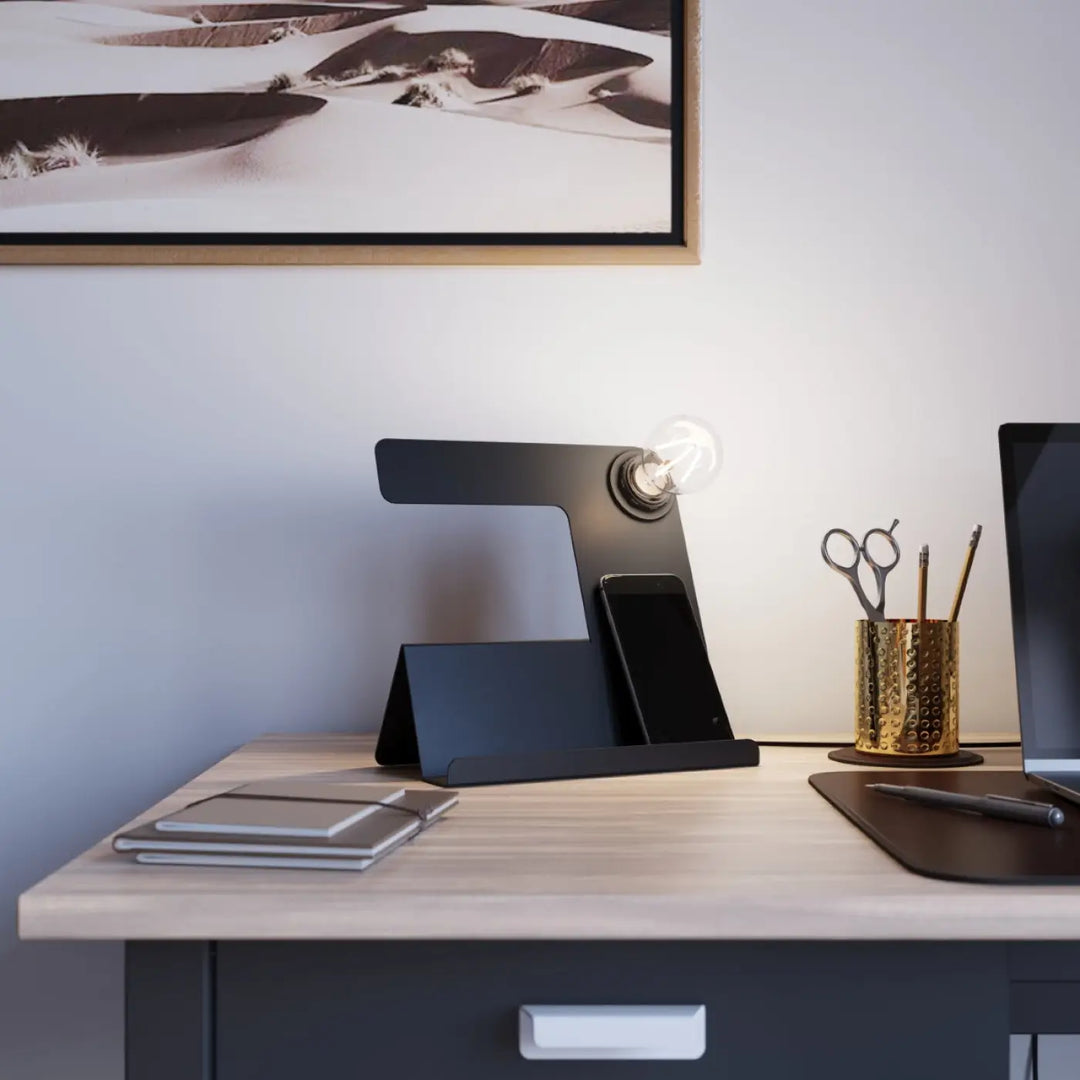 Lampe de table noir incline avec ampoule filament visible et design géométrique élégant pour bureau incline et décoration d’intérieur moderne