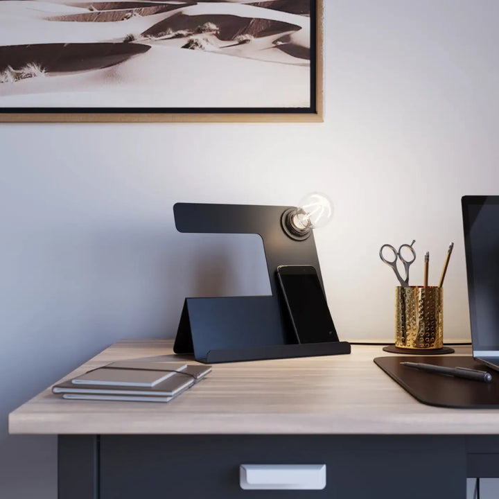 Lampe de table noir incline avec ampoule filament visible et design géométrique élégant pour bureau incline et décoration d’intérieur moderne