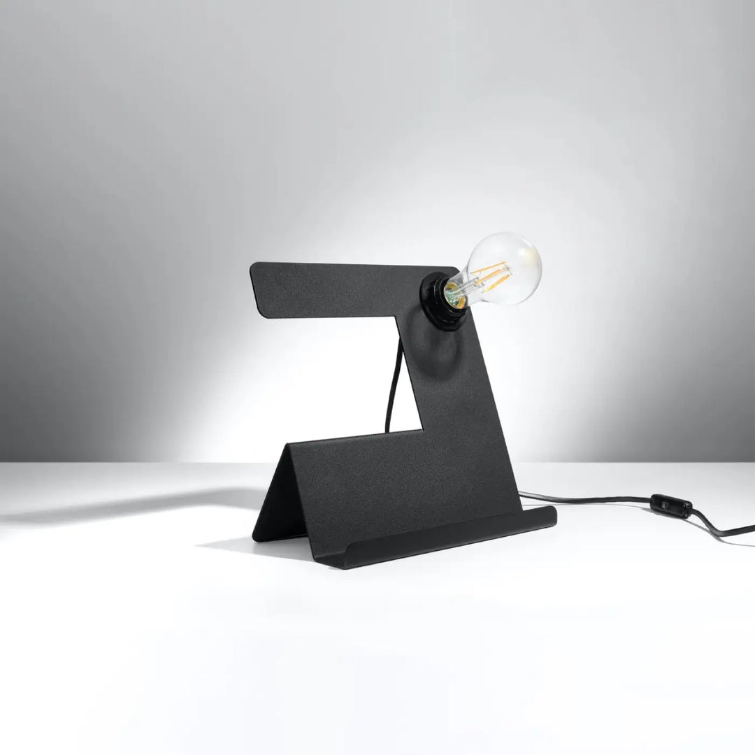 Lampe de table incline noir en métal mat avec design z minimaliste et ampoule à filament pour décoration d’intérieur moderne