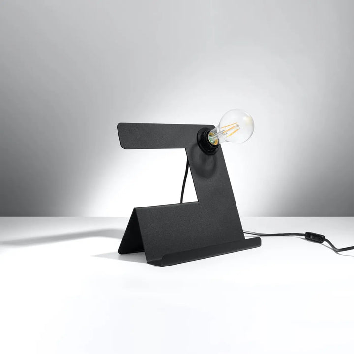 Lampe de table incline noir en métal mat avec design z minimaliste et ampoule à filament pour décoration d’intérieur moderne