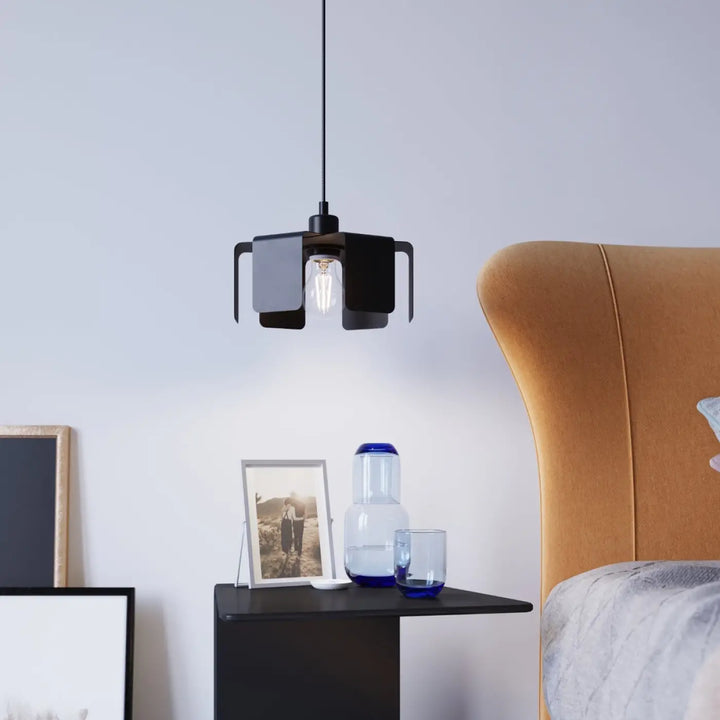 Lampe incline noire avec ampoule filament visible idéale pour bureau incline et décoration d’intérieur moderne
