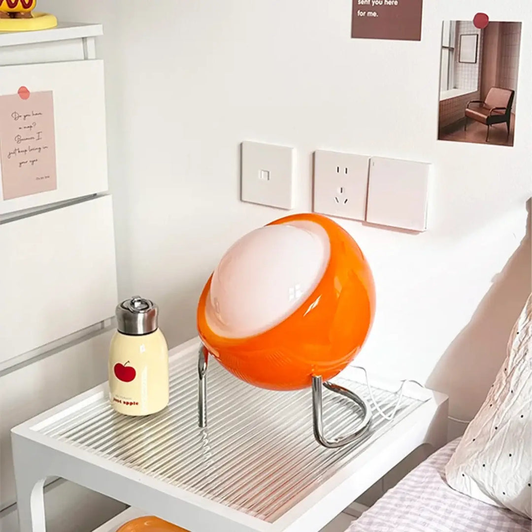 Lampe de table orya avec diffuseur opalin orange vif, pieds chromés et finition brillante pour un design de table moderne