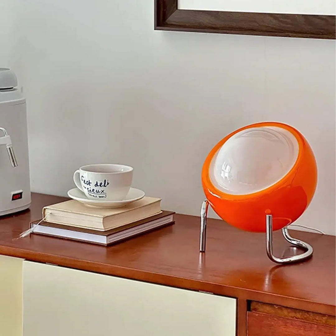 Lampe de table orya orange vif avec pieds chromés et diffuseur opalin pour un design de table élégant