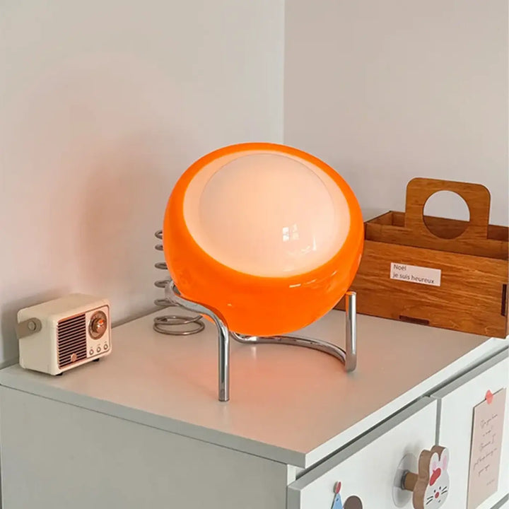 Lampe de table orya orange vif avec diffuseur opalin et pieds chromés pour un design de table élégant