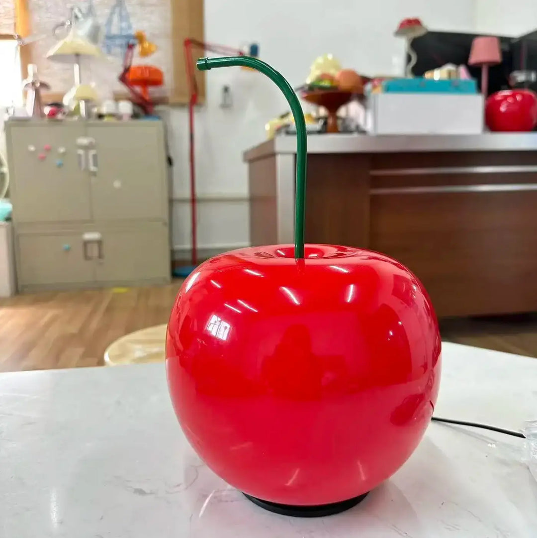 Lampe de table originale en forme de cerise rouge brillante avec tige verte et base noire modèle cherryA