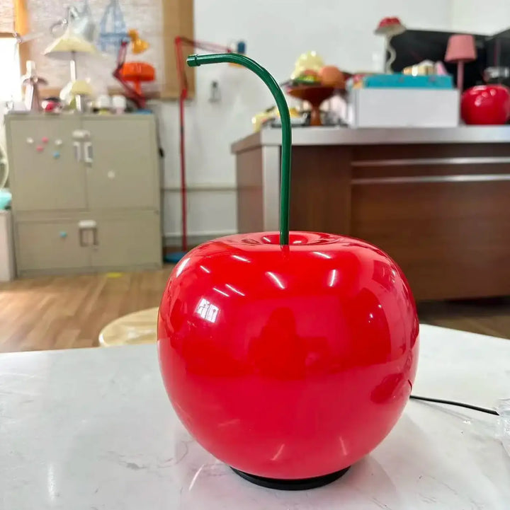 Lampe de table originale en forme de cerise rouge brillante avec tige verte et base noire modèle cherryA