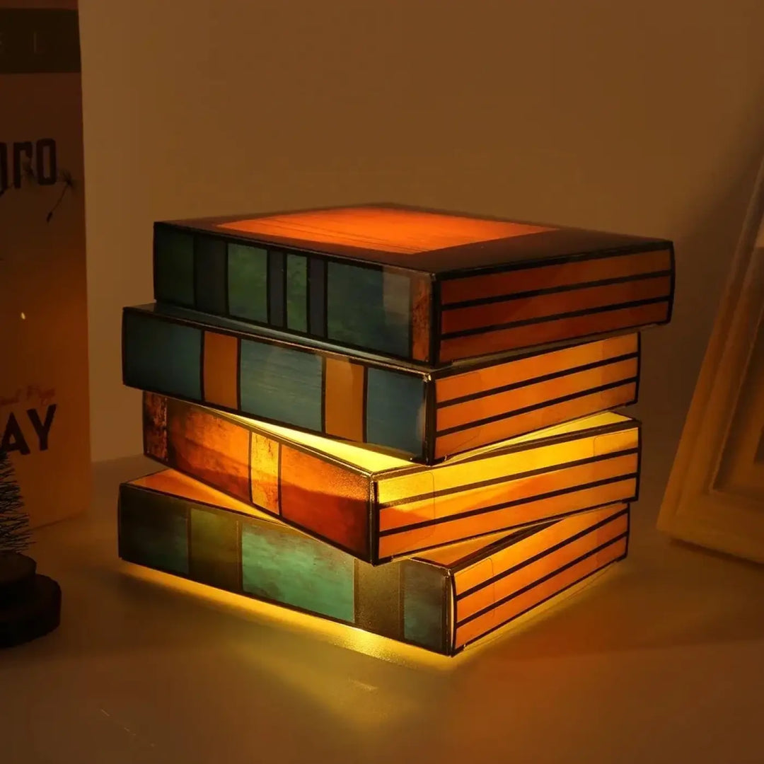 Lampe de table originale lecturia en verre teinté avec livres aux couleurs ambre et bleu-vert pour décoration intérieure