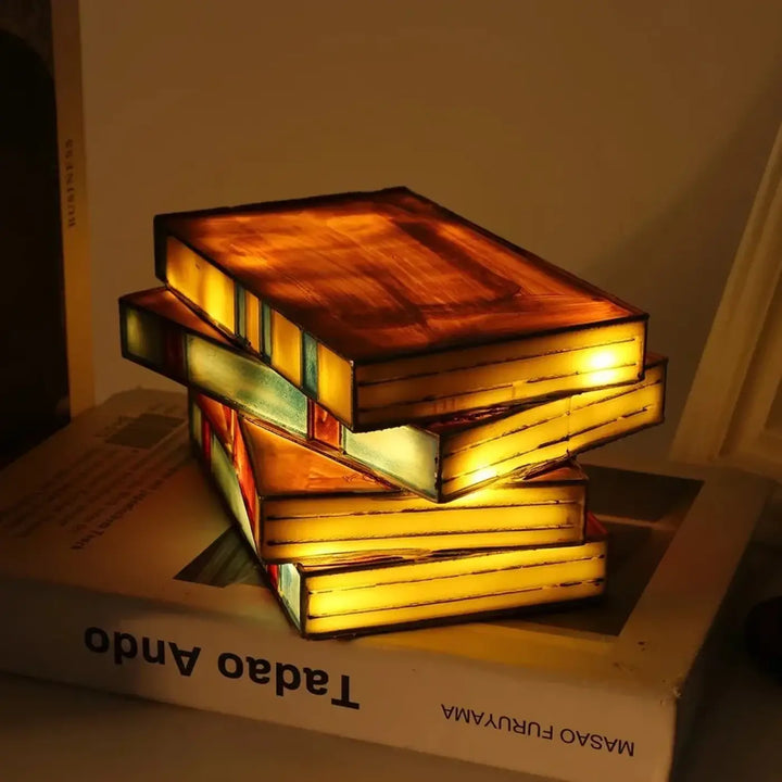 Lampe de table lecturia en verre teinté aux couleurs ambre et vert vertes en forme de livres empilés pour décoration intérieure originale