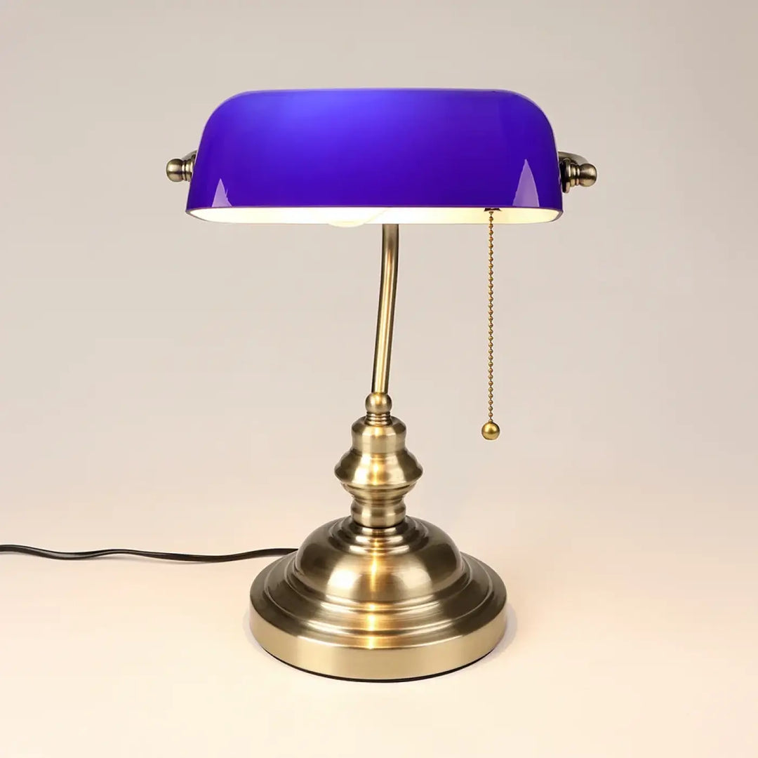 Lampe de table bankia avec abat-jour en verre bleu cobalt vibrant sur socle en laiton poli de style table rétro chic