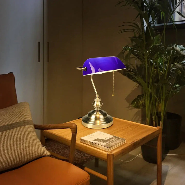 Lampe de table rétro chic avec abat-jour en verre violet vibrant et socle en laiton poli modèle bankia