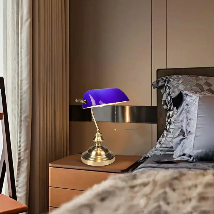 Lampe de table rétro chic avec abat-jour en verre violet vibrant et base en laiton poli modèle bankia