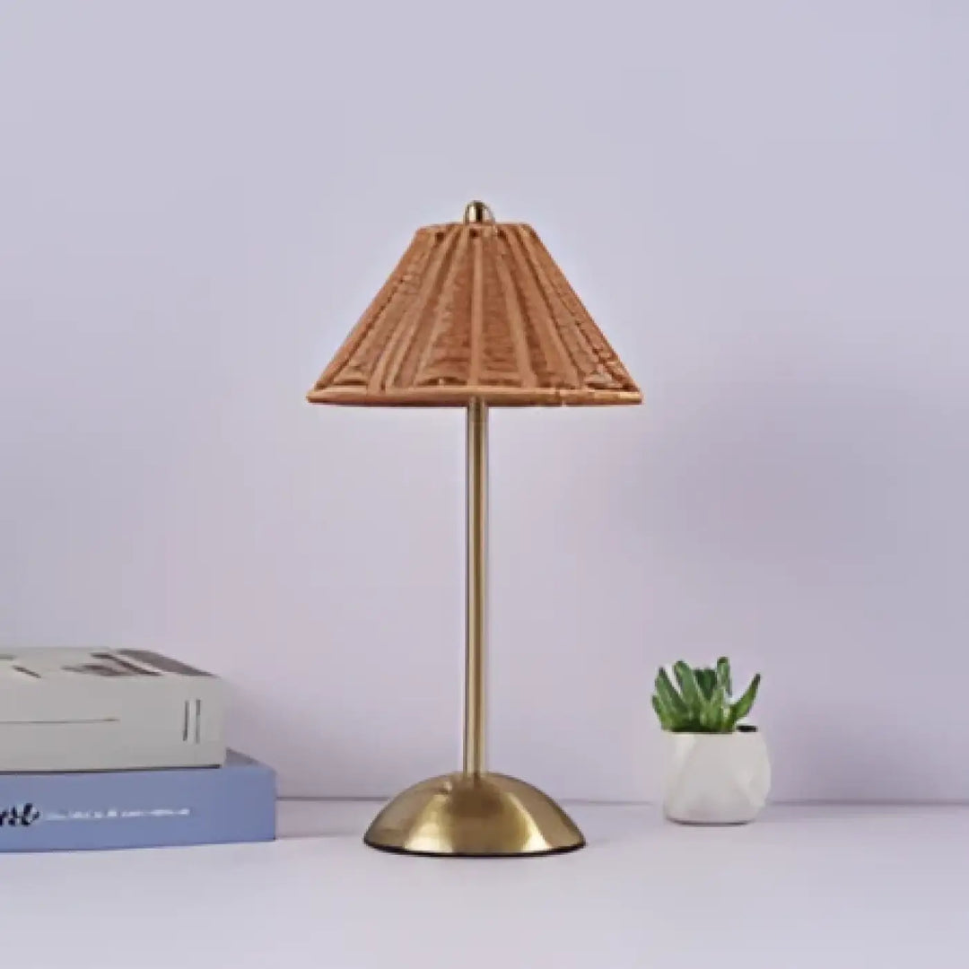 Lampe de table canella avec abat-jour en rotin tressé et pied doré pour décoration intérieure élégante