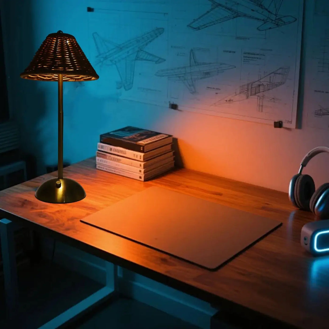 Lampe de table cannella avec pied doré et abat-jour en rotin tressé pour décoration intérieure élégante