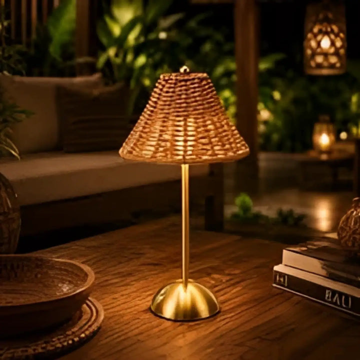 Lampe de table cannela avec abat-jour en rotin tressé et pied doré en métal pour décoration intérieure élégante
