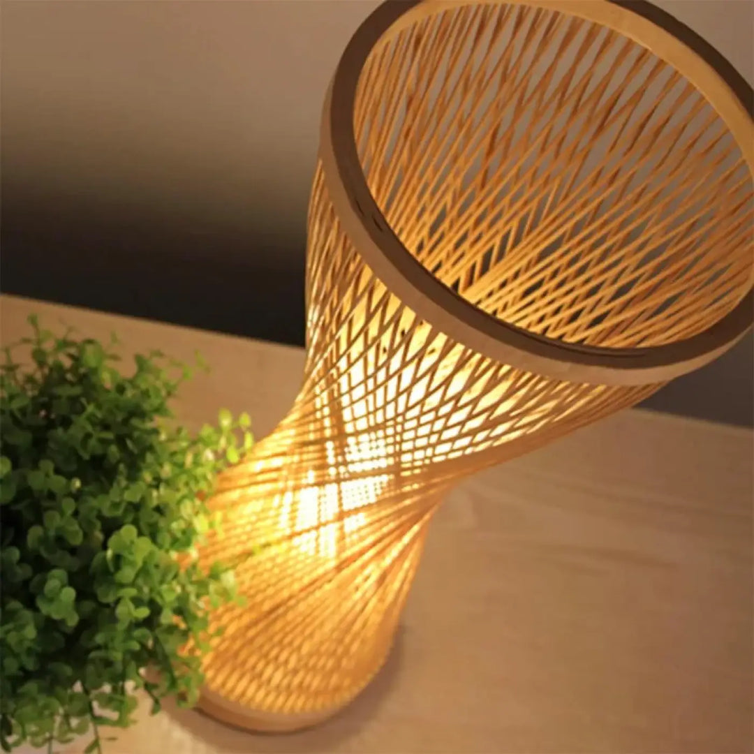 Lampe de table musa en rotin naturel avec lumière douce et design conique en rotin tressé et bord en bois lisse