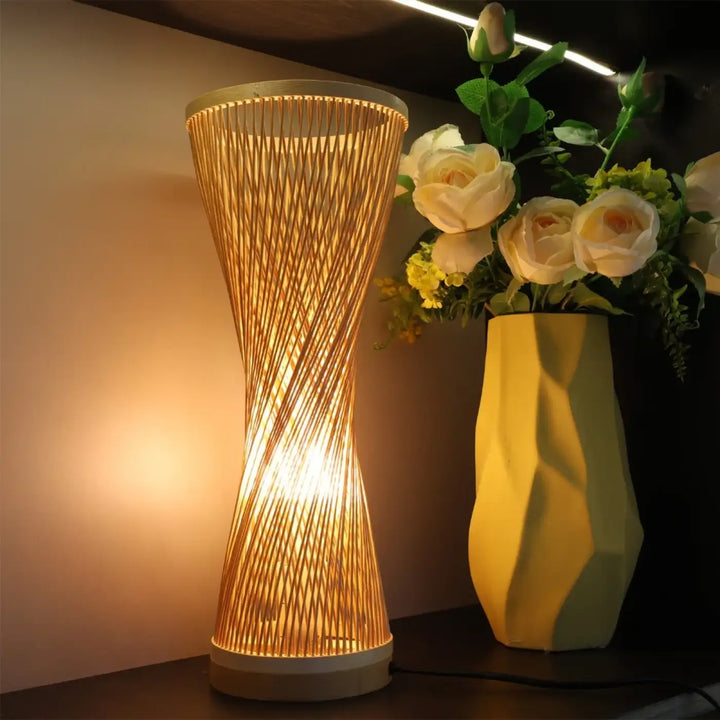 Lampe de table musa en rotin tressé et finition bois naturel avec lumière douce et design en bambou tordu