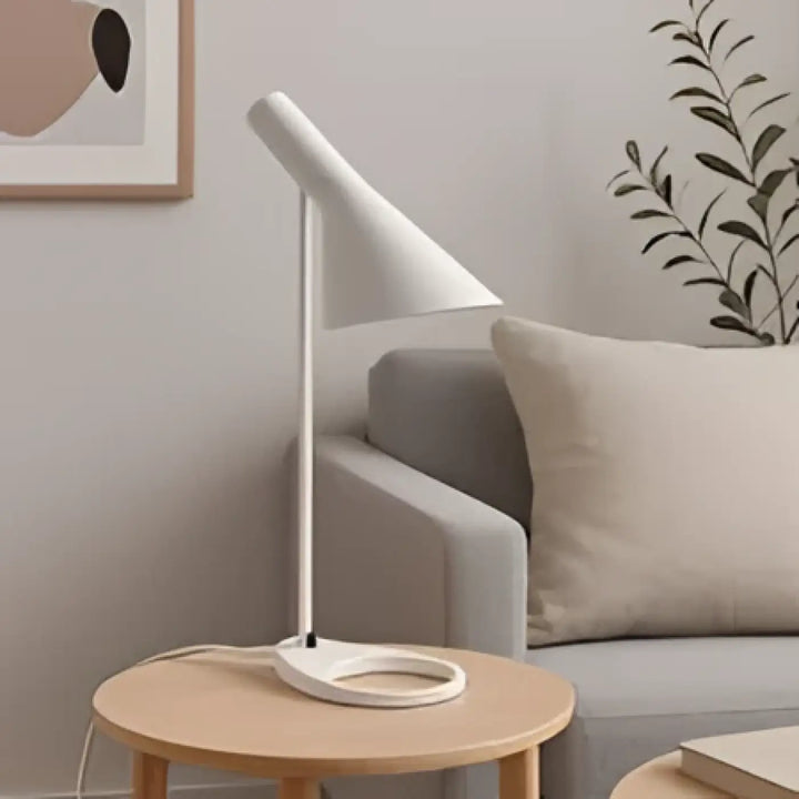 Lampe de table iluna blanche avec base élégante en métal et bras courbé idéale pour décoration intérieure scandinave