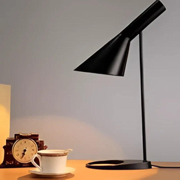 Lampe de table iluna noire conique avec base élégante métallique idéale pour décoration intérieure et table scandinave