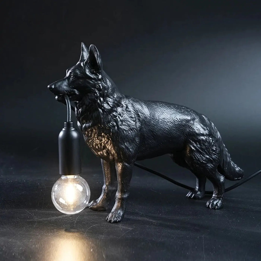 Lampe de table berger allemand lumineux noir mat avec accents dorés et ampoule suspendue tirant vers une table sculpturale kanis