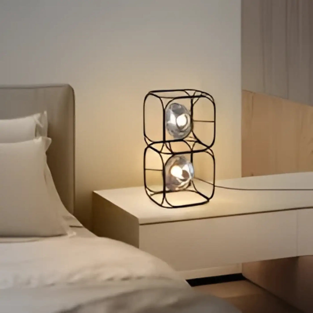 Lampe de table haloza noire en métal avec trois sphères lumineuses en verre, design sculptural cube