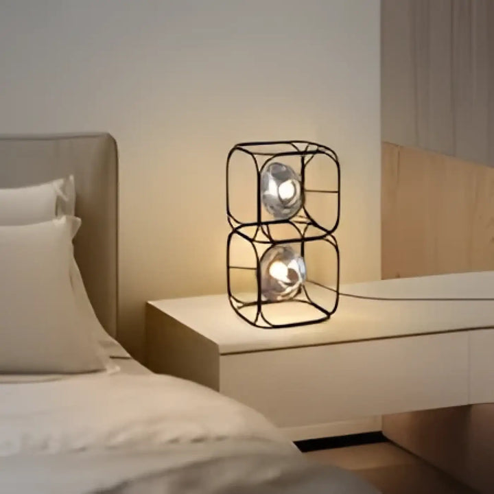 Lampe de table haloza noire en métal avec trois sphères lumineuses en verre, design sculptural cube