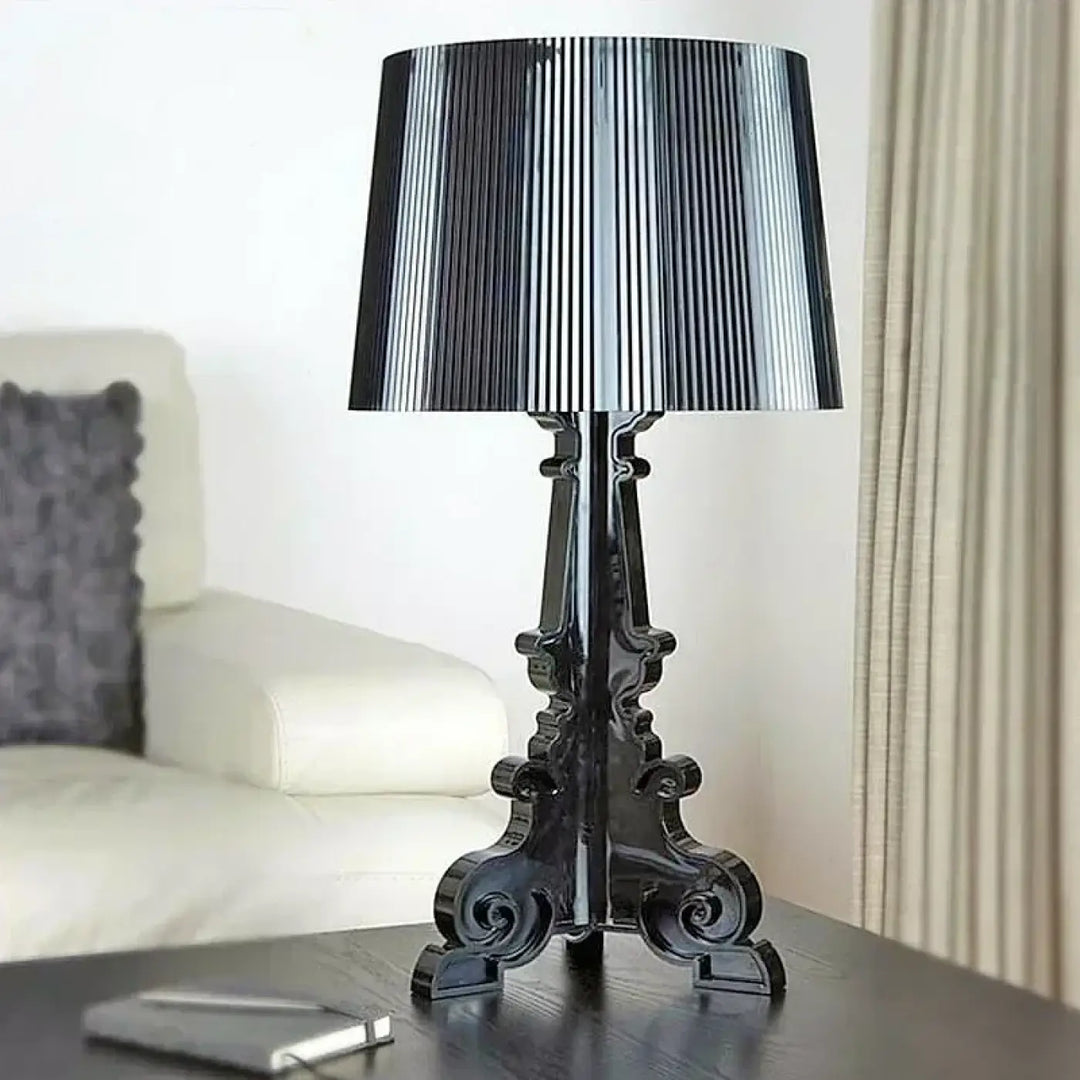 Lampe de table noire brillante avec abat-jour côtelé verticalement et base sculptée ornementale desi