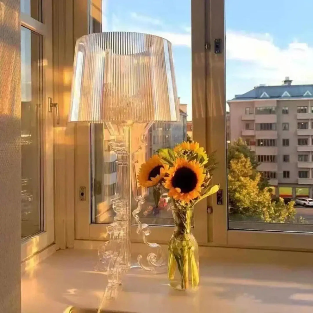 Lampe de table en verre clair nervuré avec base élégante et sculptée pour un éclairage raffiné intérieur