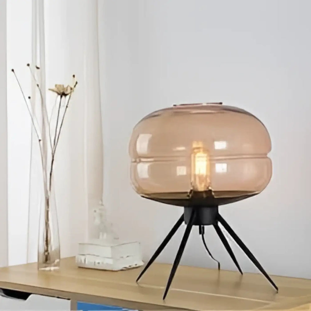 Lampe de table grisa en verre fumé ambre chaud avec base trépied design minimaliste pour lumière douce intérieure