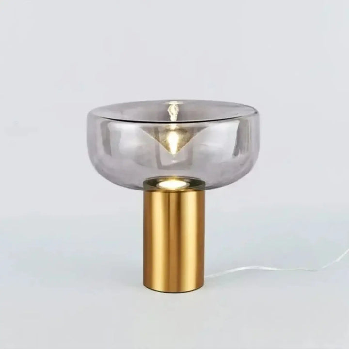 Lampe de table gloss avec abat-jour en verre fumé gris translucide et base cylindrique en laiton poli pour décoration intérieure design sculptural