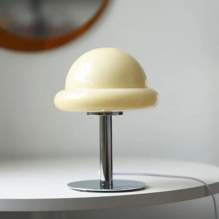 Lampe de table bombo en acrylique crème avec dôme brillant et pied chrome sont elles incluses piles sont elles fournies
