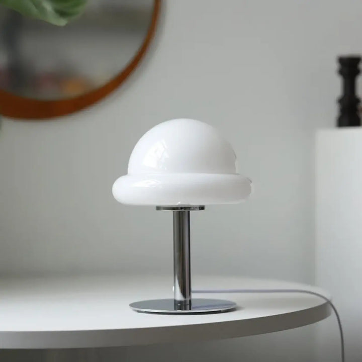 Lampe de table bombo avec abat-jour dôme blanc élégant et pied en chrome poli sont-elles incluses piles sont-elles