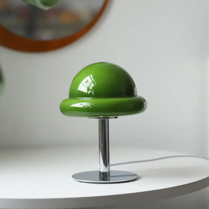 Lampe de table bombo en acrylique vert brillant en forme de champignon avec tige et base en chrome sont-elles incluses piles sont-elles