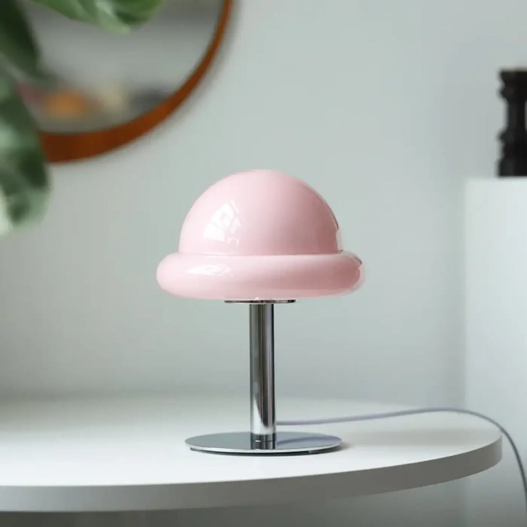 Lampe de table bombo pastel rose avec abat-jour en dôme et pied chrome élégant sont-elles incluses piles sont-elles nécessaires