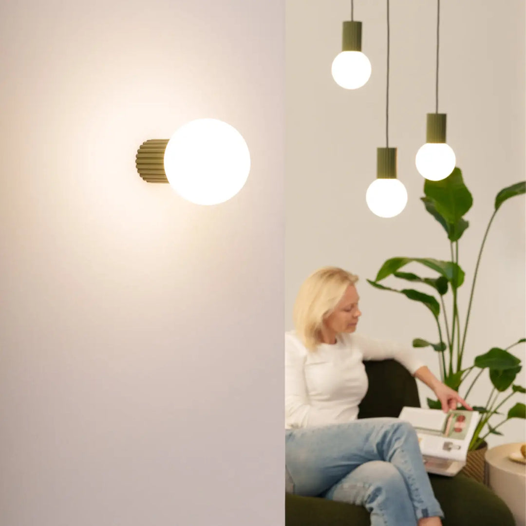 Lampe a poser halo vert olive avec une suspension moderne en verre dépoli pour éclairage mural élégant