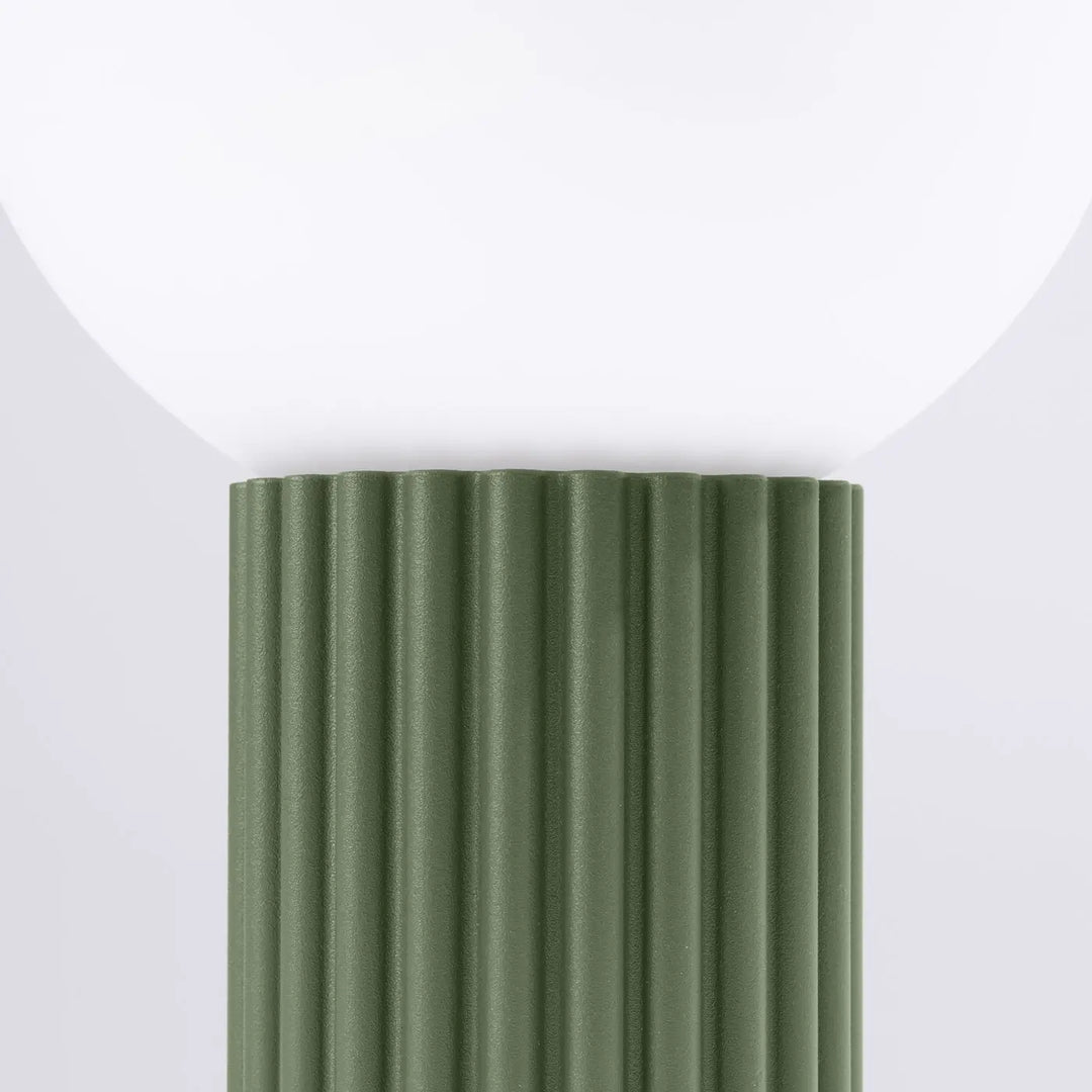 Lampe a poser halo vert olive avec base cannelée en olive et abat-jour sphérique blanc lisse version suspension