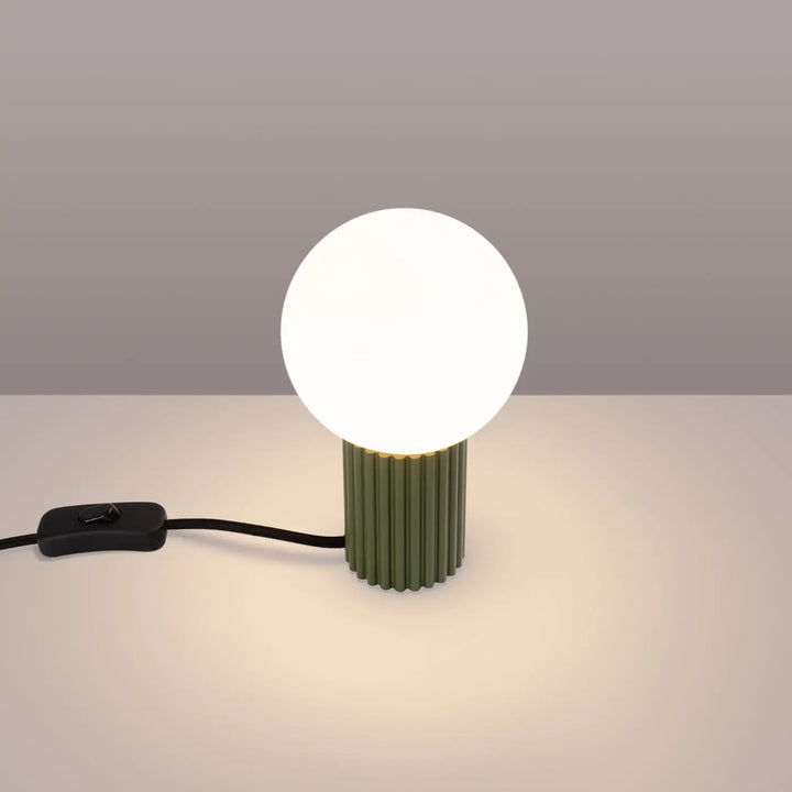 Lampe à poser halo vert olive en céramique côtelée avec abat-jour sphérique en verre dépoli version suspension