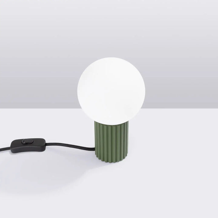 Lampe à poser halo vert olive en céramique côtelée avec abat-jour sphérique en verre dépoli version suspension